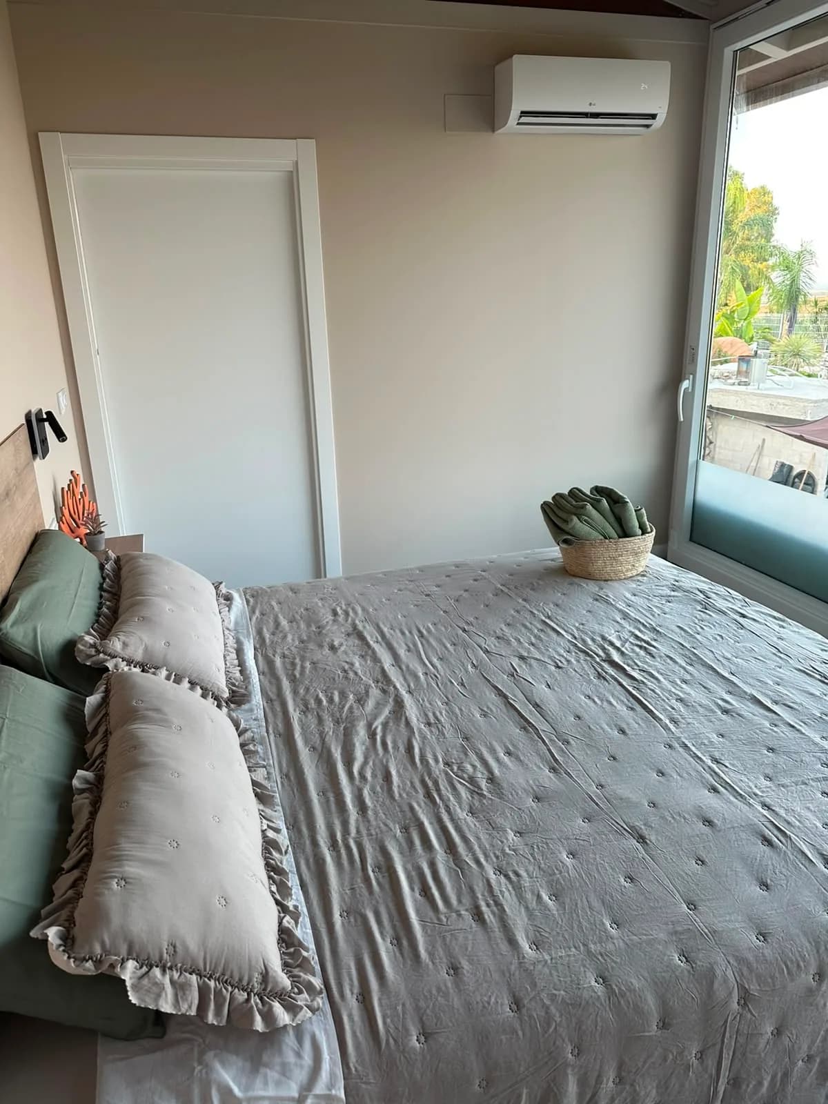 Dormitorio principal con cama grande y vistas al paisaje