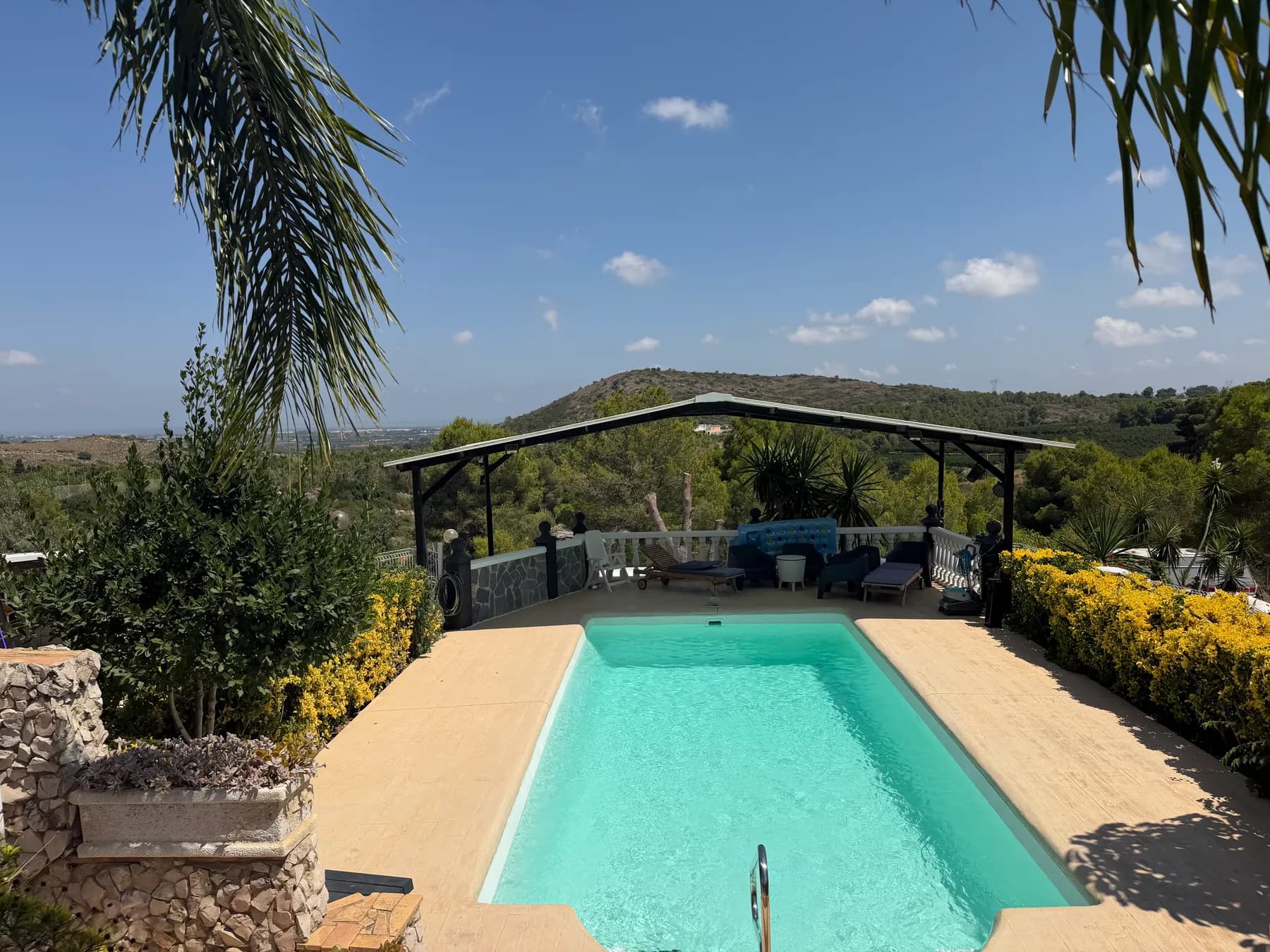 Vista de la piscina de Ryfugio con el valle y el cielo abiertos