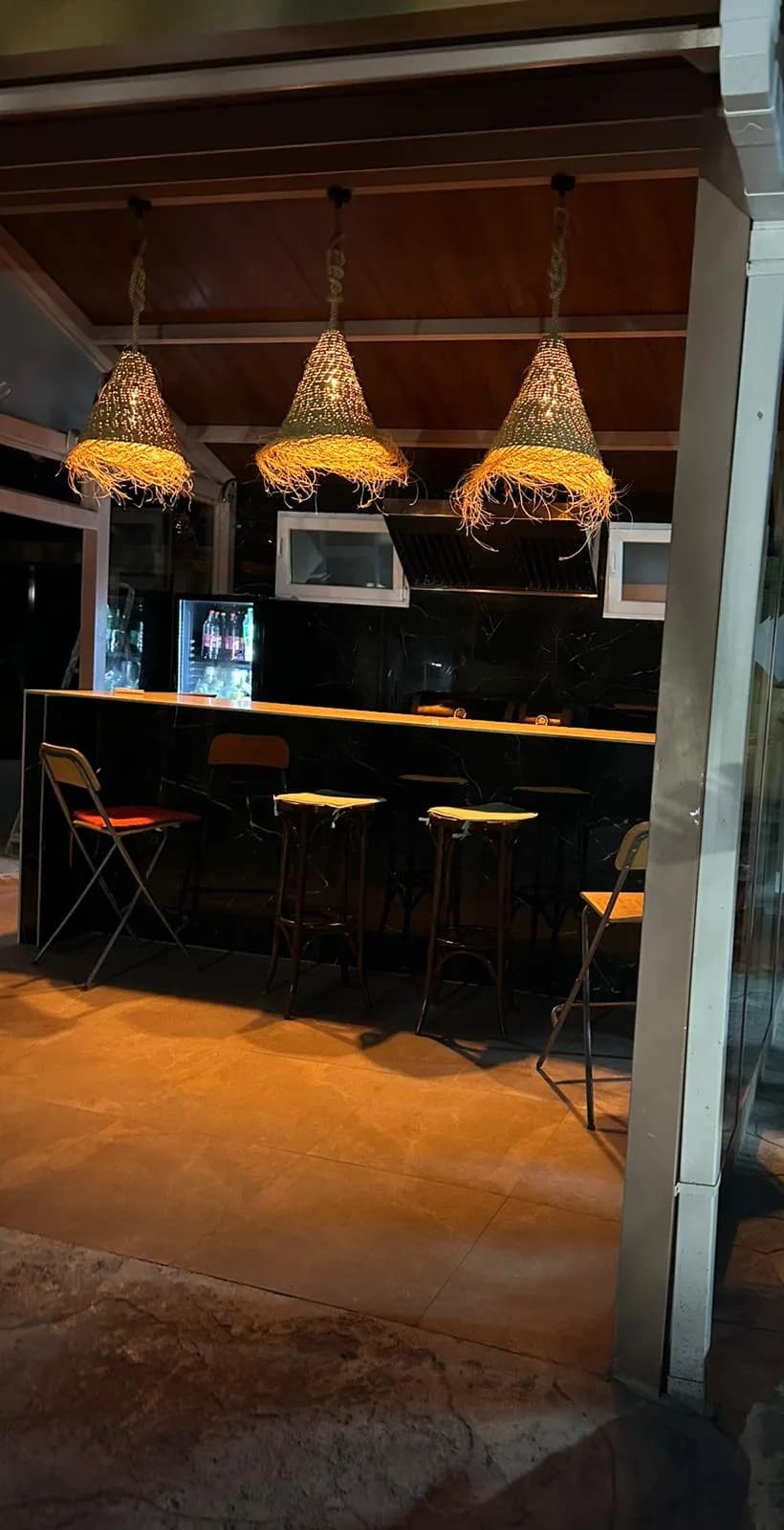 La zona gourmet al atardecer, con la luz cálida encendida