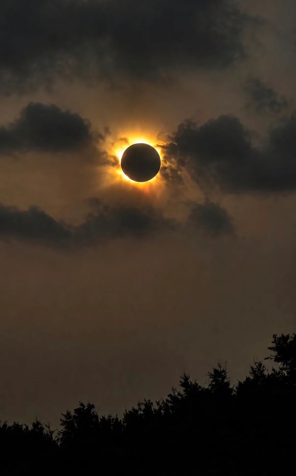 El sol naranja mordido por la luna durante el eclipse del 12 de agosto de 2026