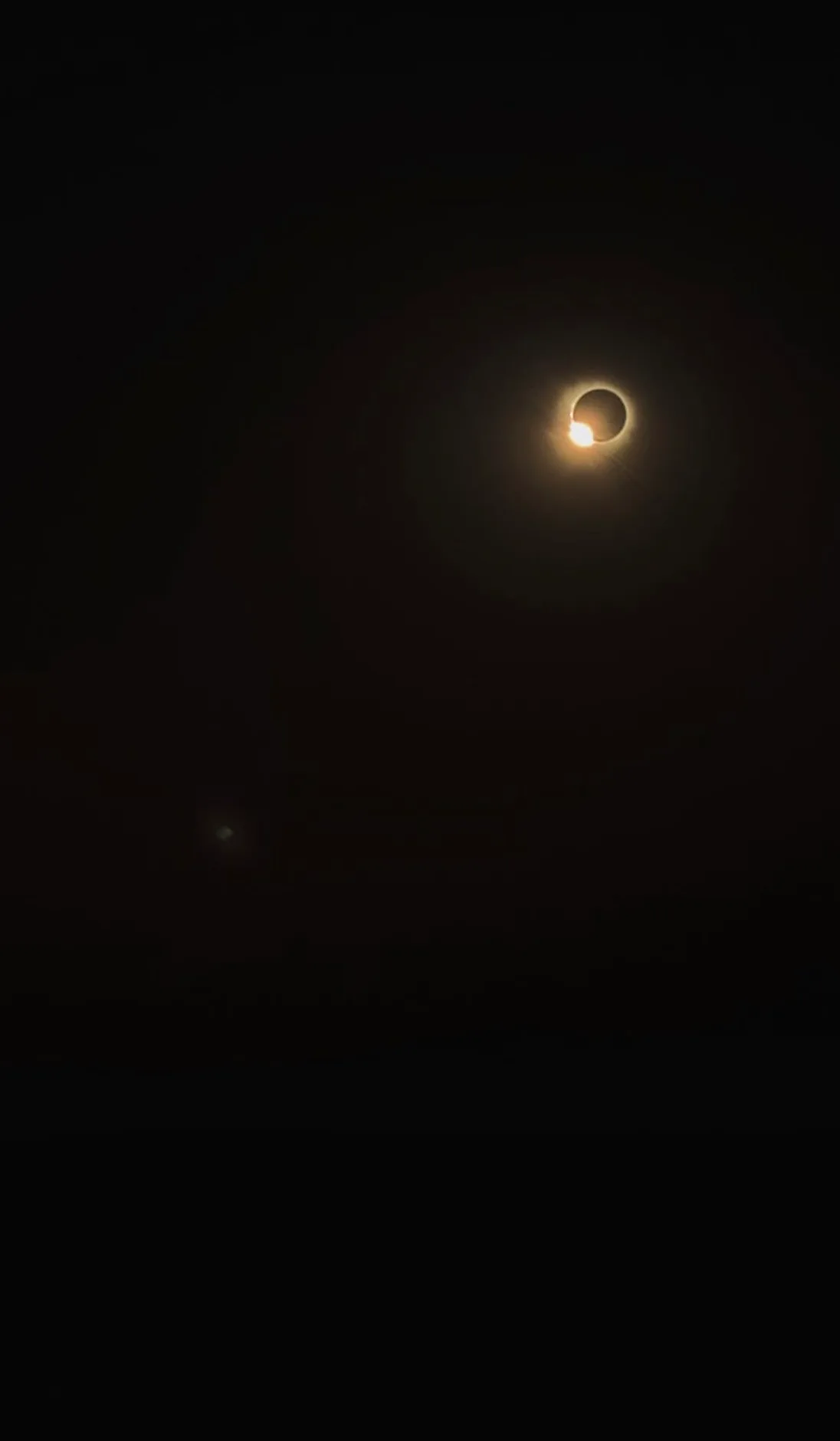 El sol naranja mordido por la luna durante el eclipse del 12 de agosto de 2026