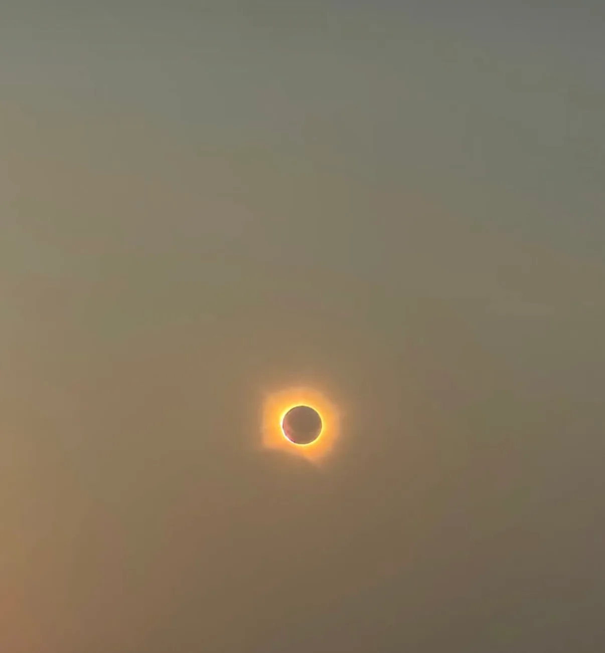 El sol naranja mordido por la luna durante el eclipse del 12 de agosto de 2026