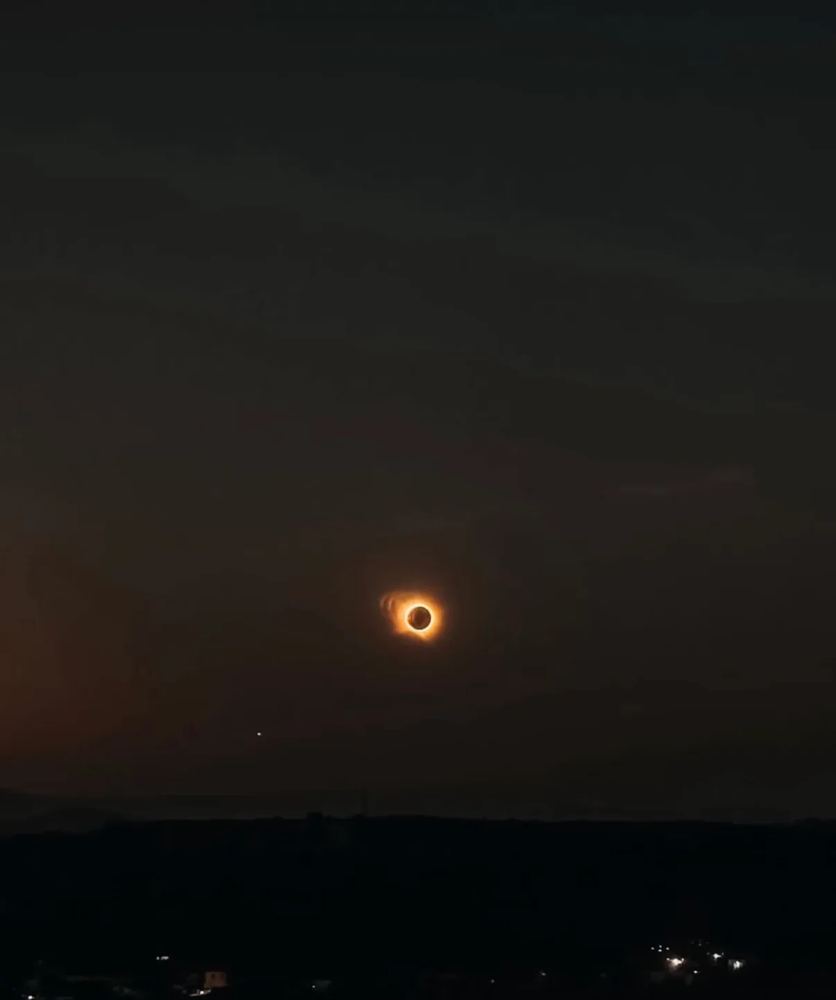 El sol naranja mordido por la luna durante el eclipse del 12 de agosto de 2026