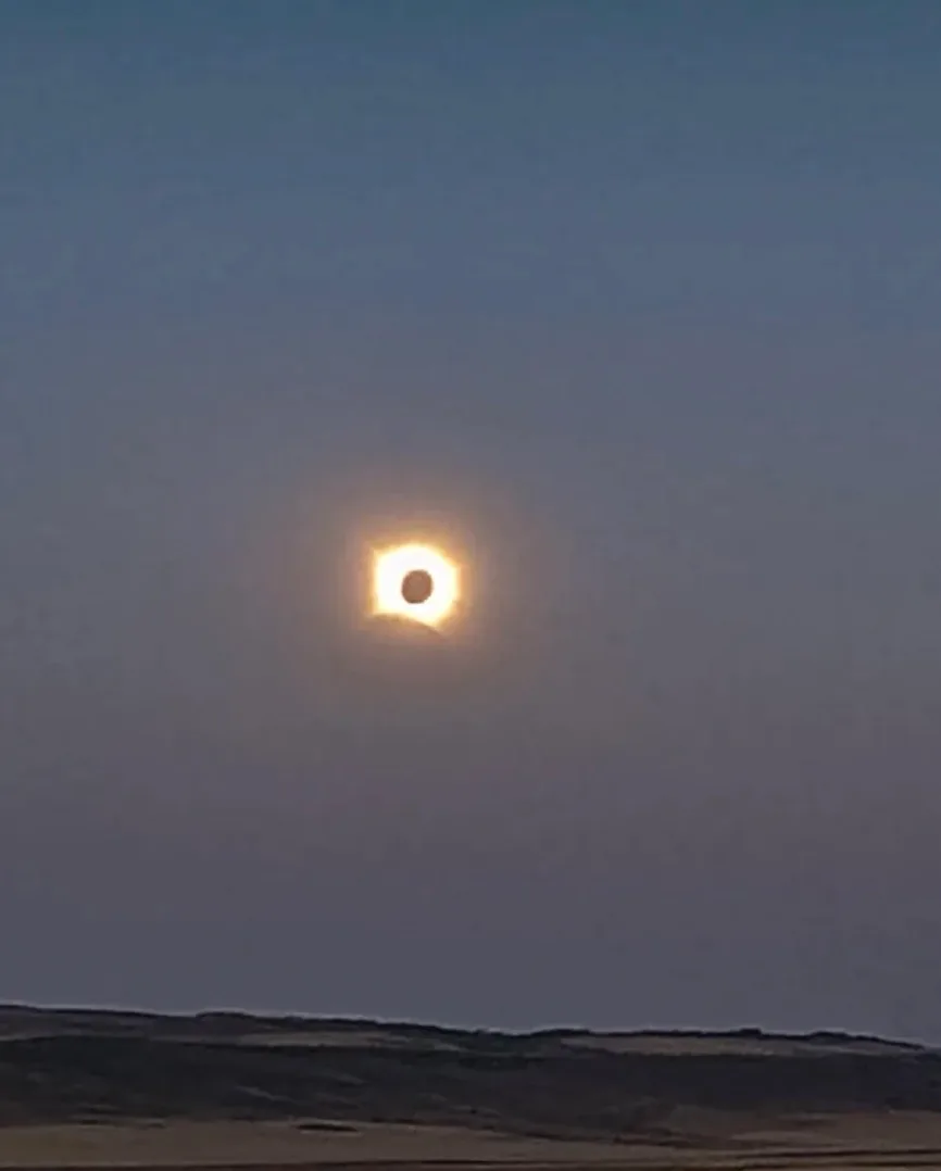 El sol naranja mordido por la luna durante el eclipse del 12 de agosto de 2026
