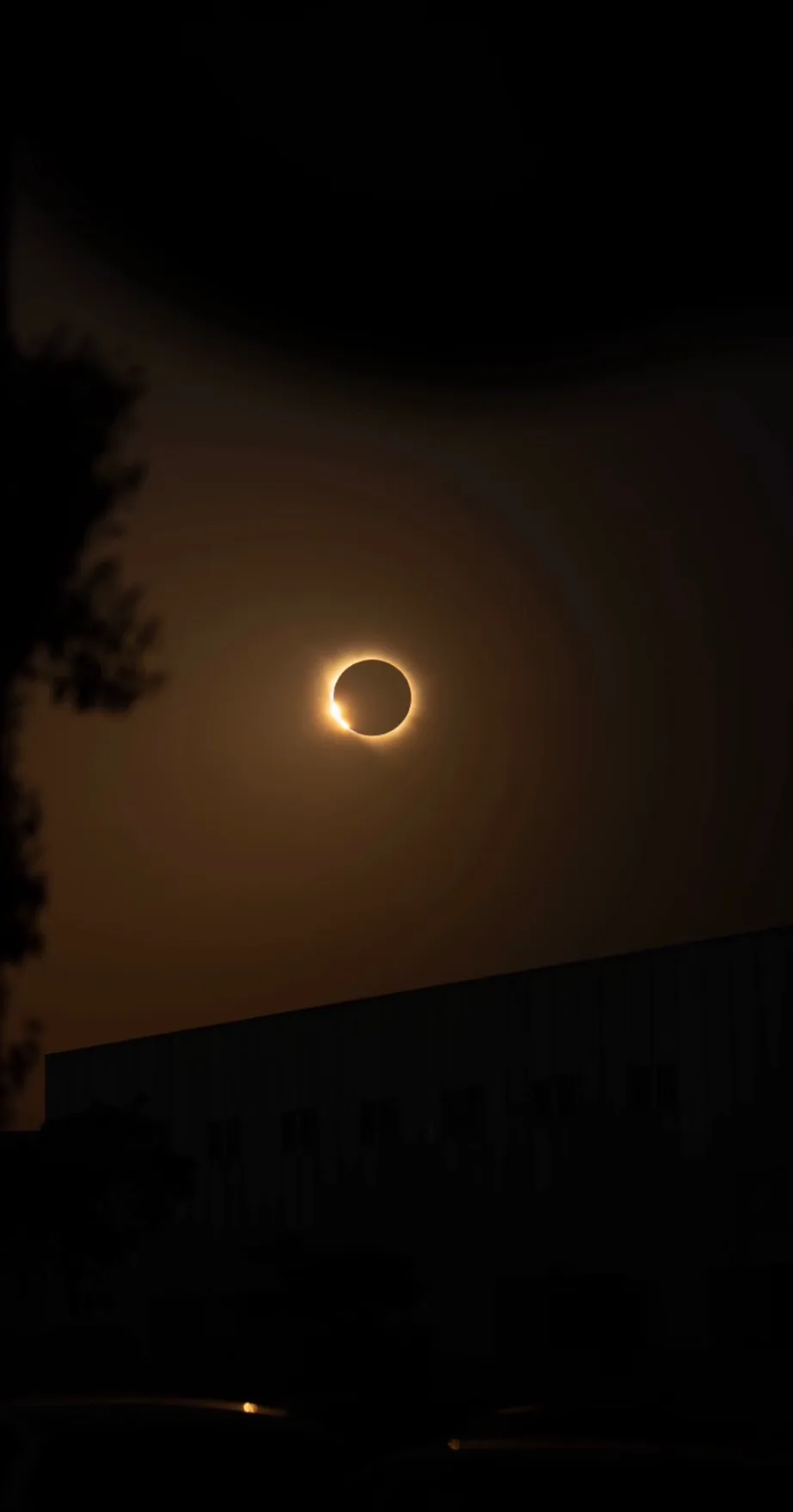 El sol naranja mordido por la luna durante el eclipse del 12 de agosto de 2026