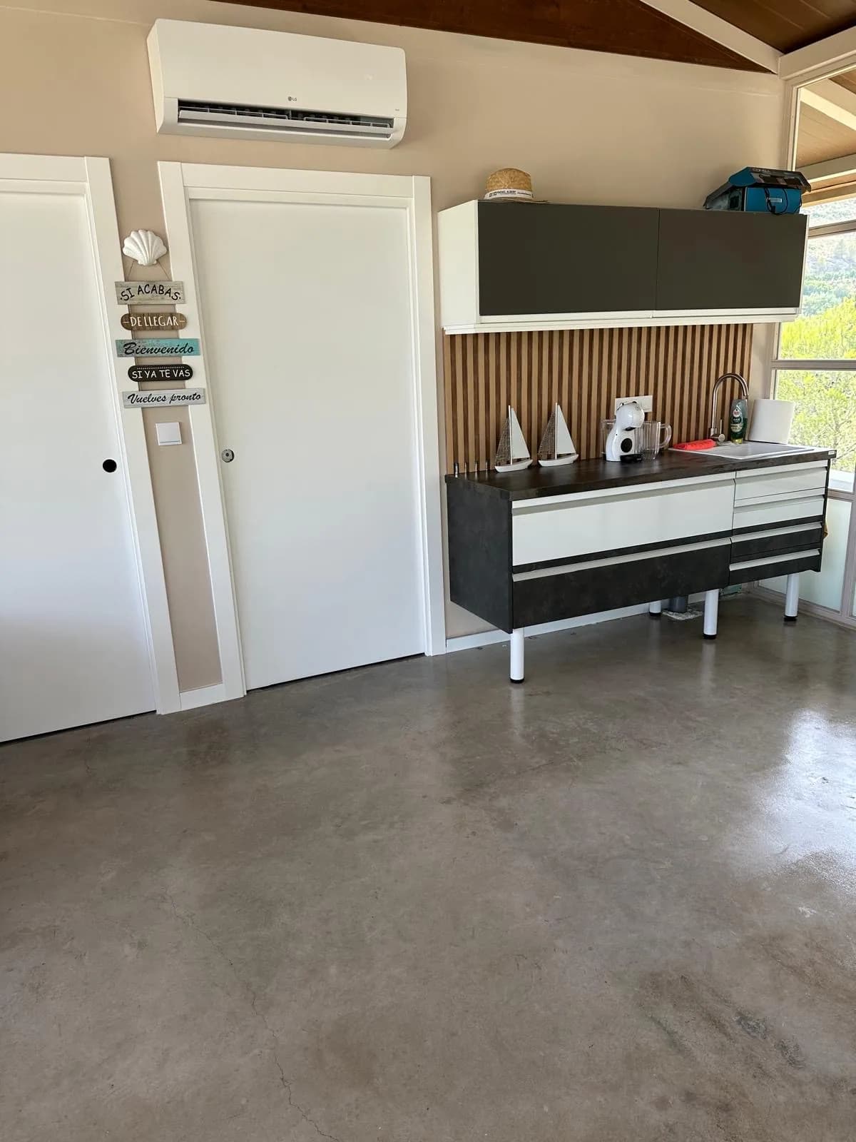 Cocina lineal abierta al salón