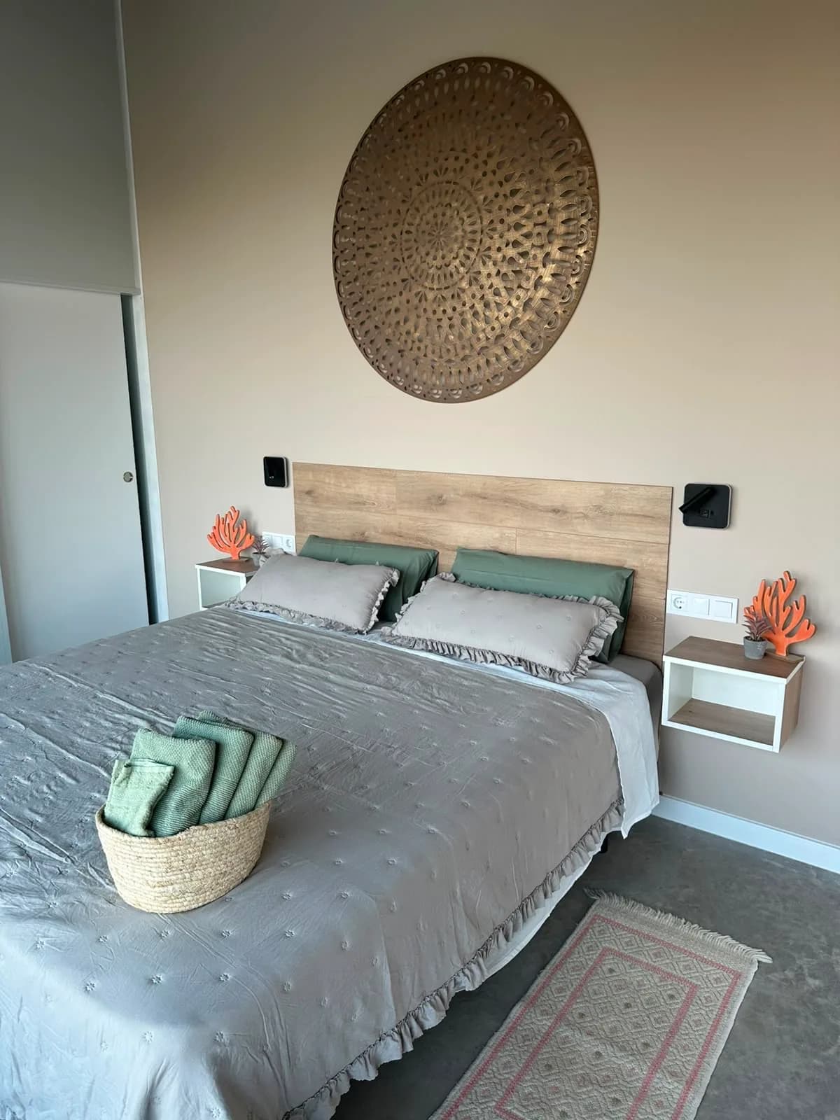 Dormitorio principal con cama king, textiles naturales y decoración de madera