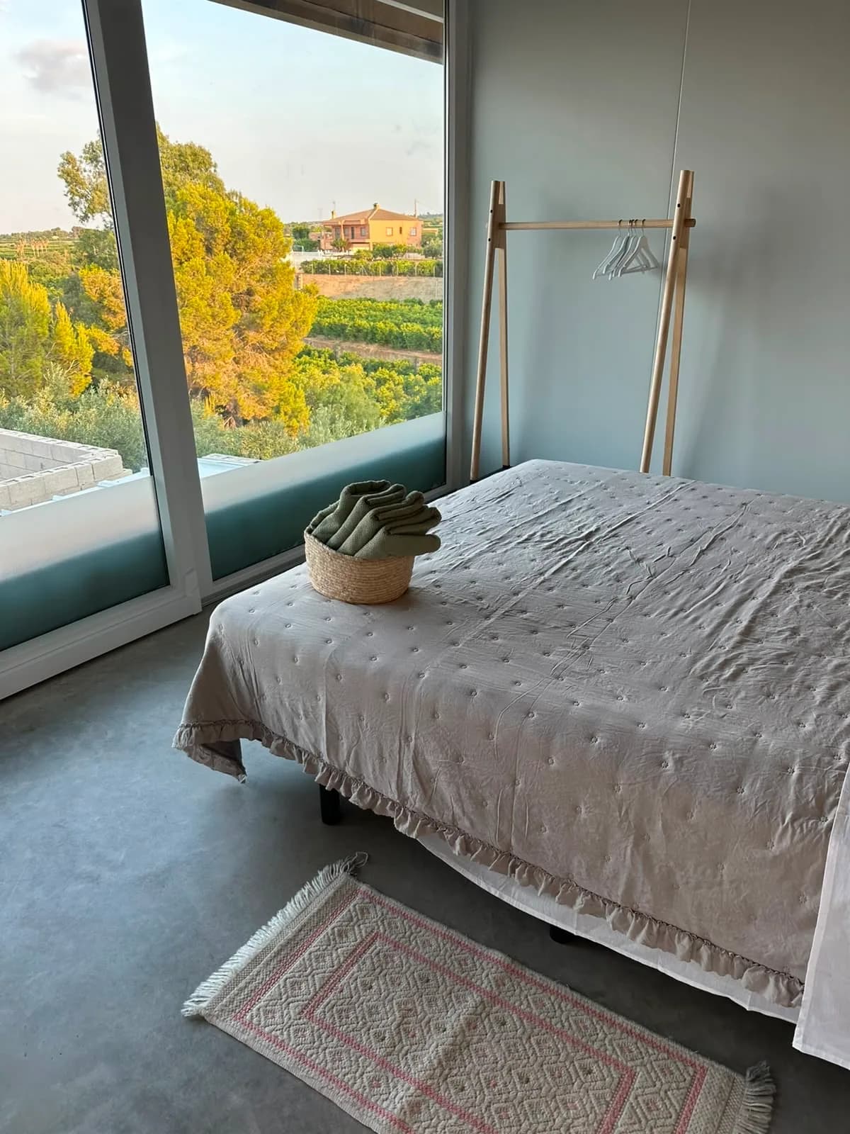 Dormitorio principal con cama king y ventanales hacia el paisaje mediterráneo