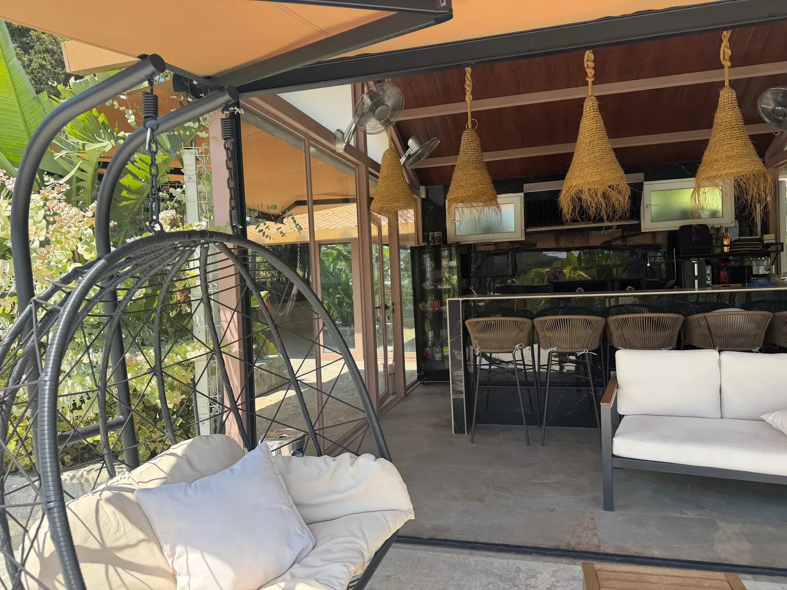 Zona exterior con columpios y rincón lounge
